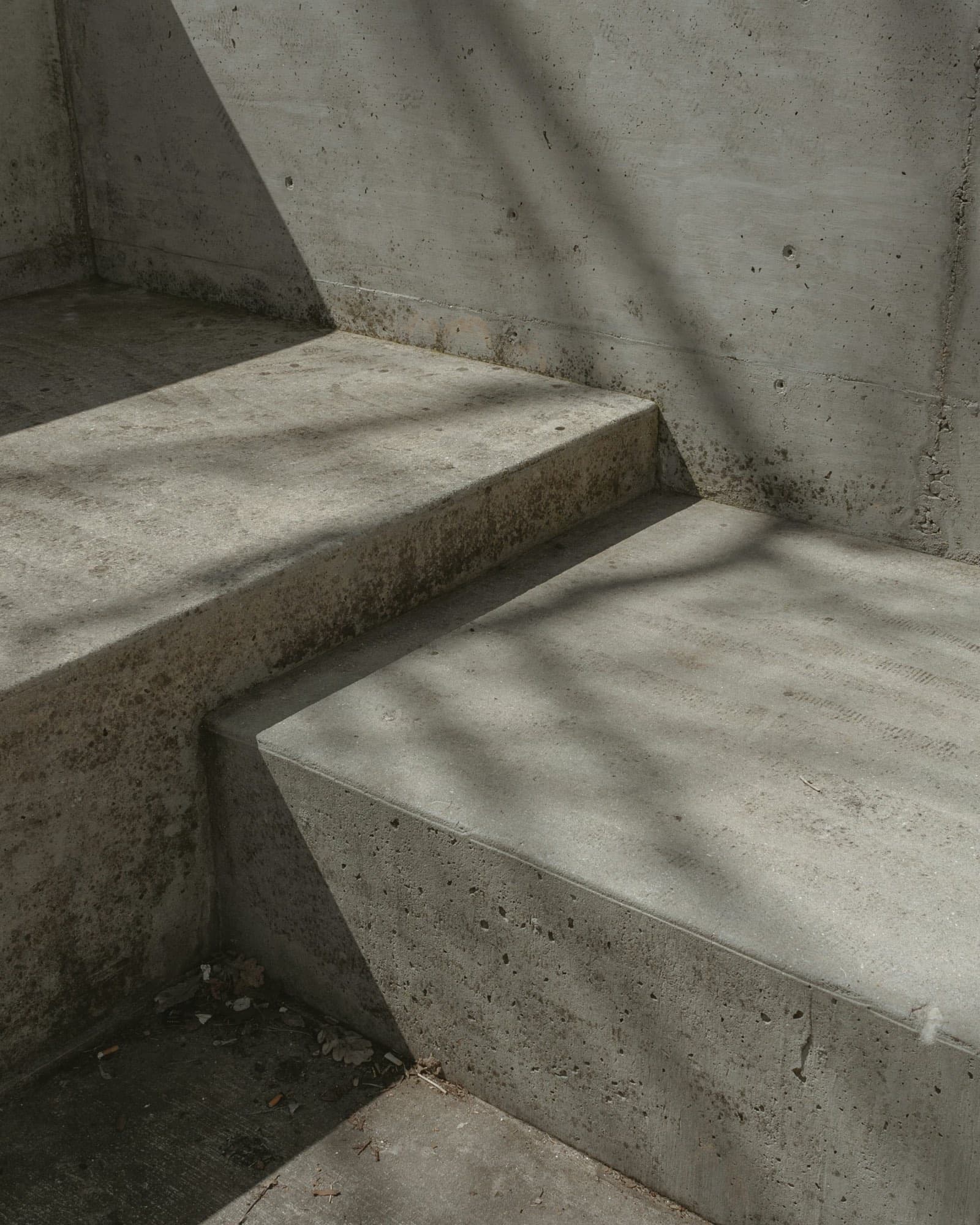A cast concrete edge meeting smooth render