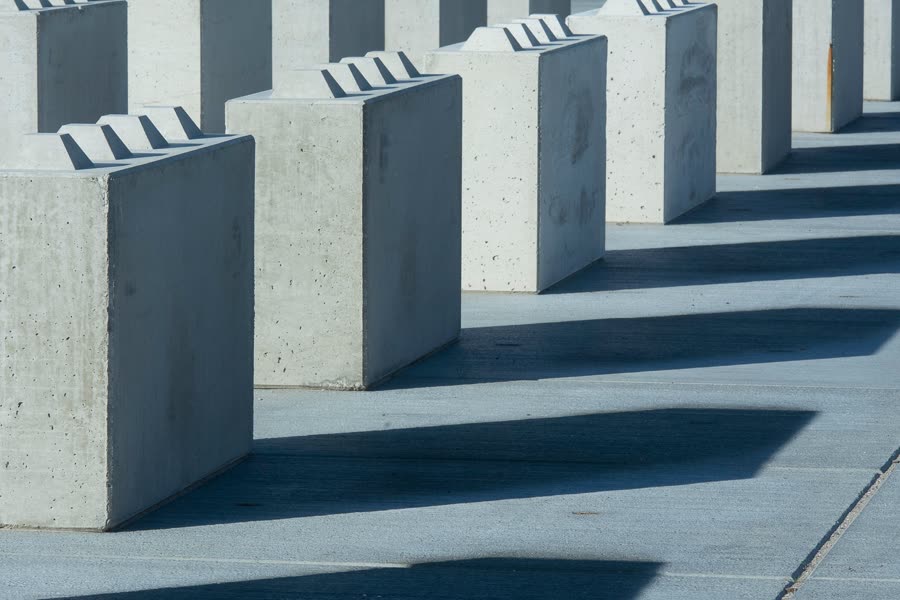 Betonblöcke mit langen Schatten